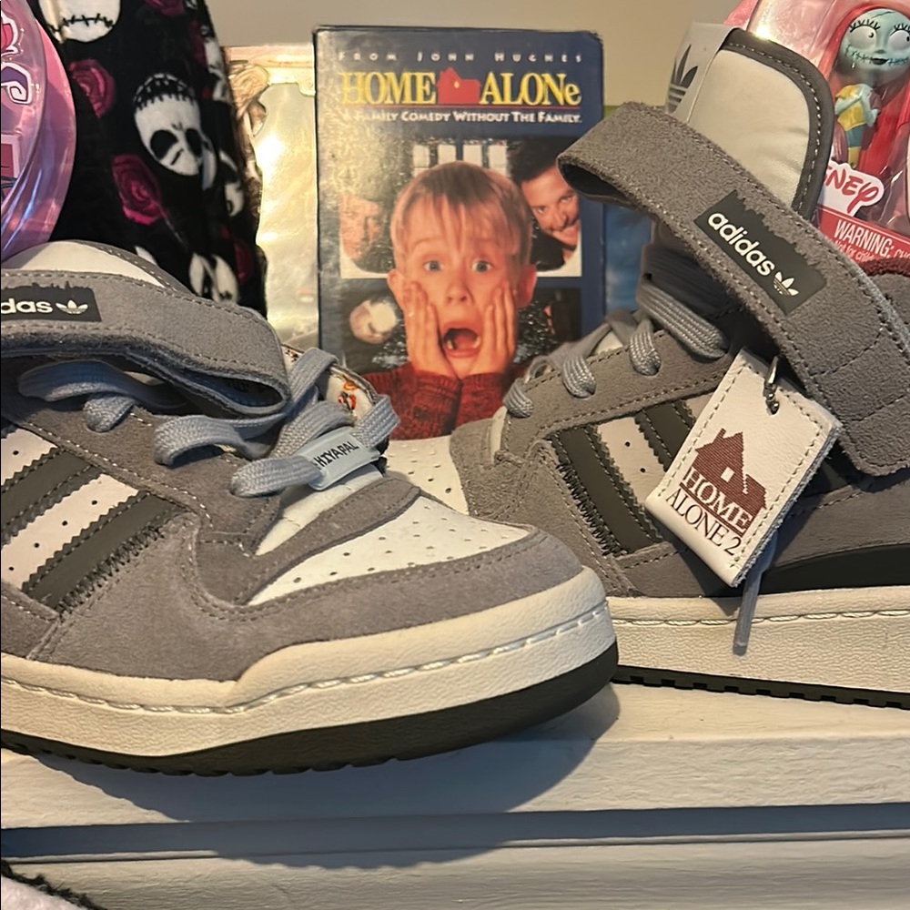 Adidas low pigeon lady- limited edition home alone 2- new